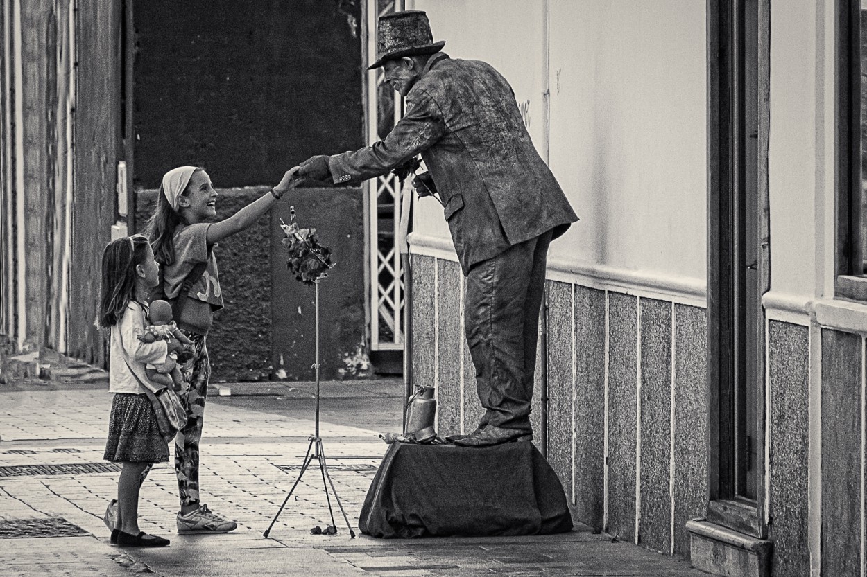 "Saludando a la escultura" de Juan Beas