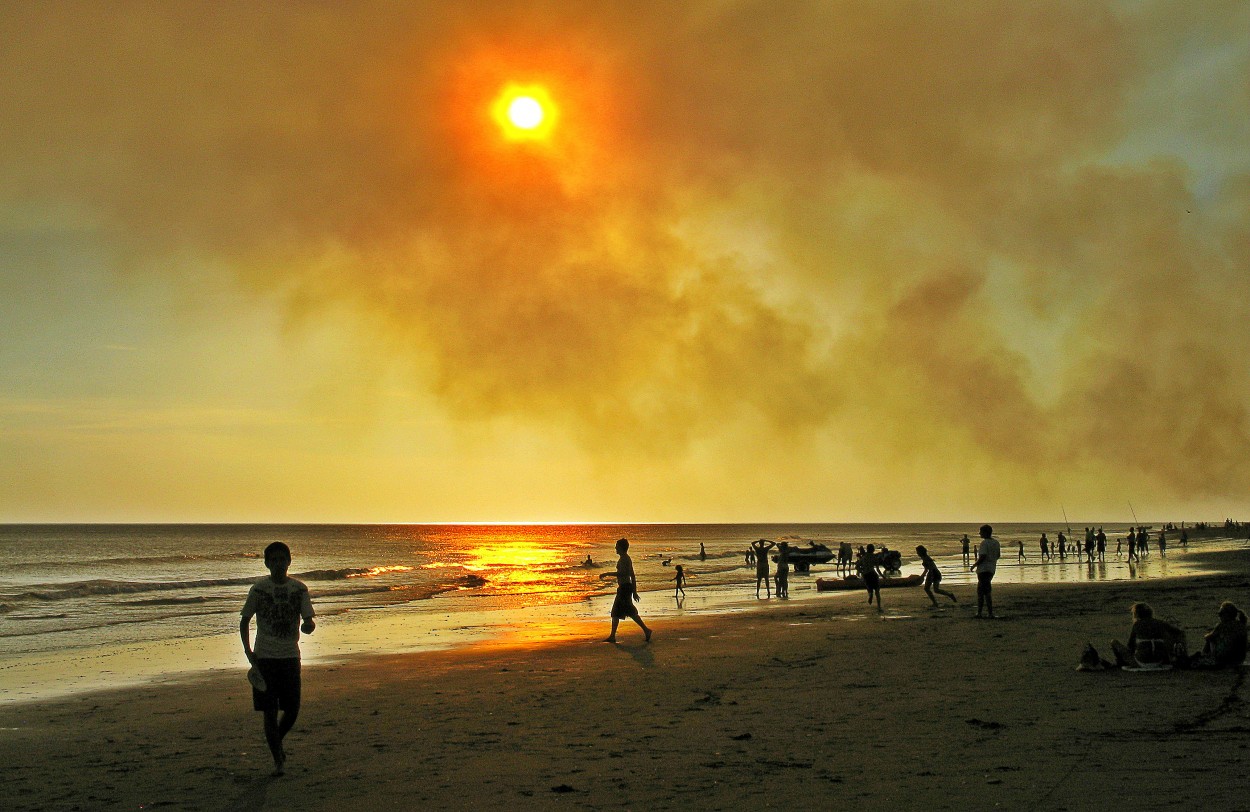 "Humo en la playa" de Jorge Zanguitu Fernandez