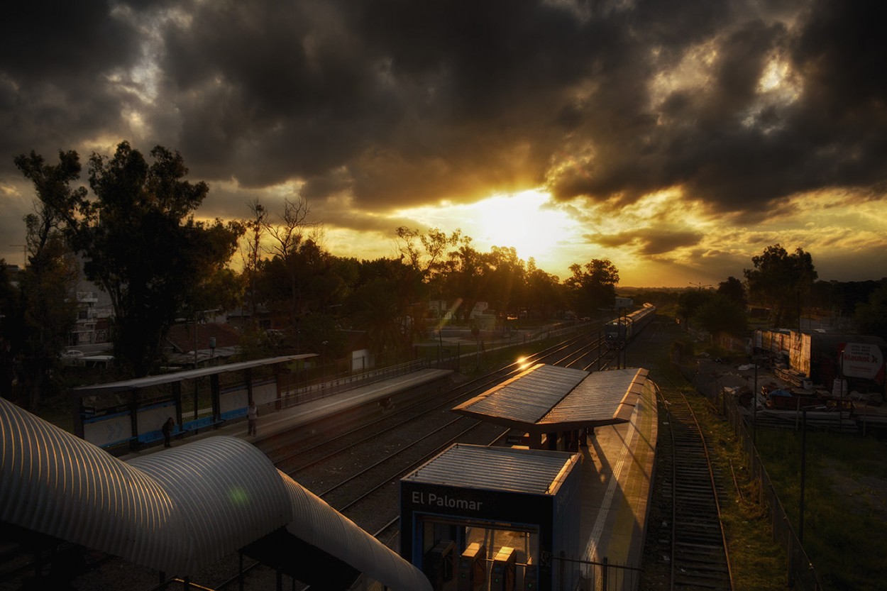 "llega el tren" de Mercedes Orden