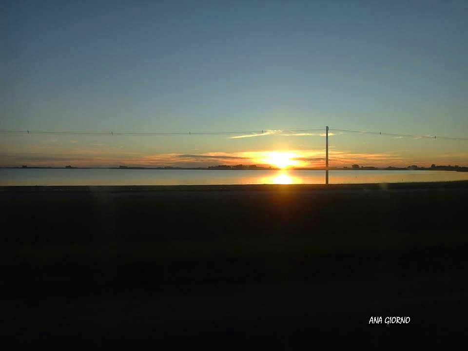 "Atardecer en la laguna" de Ana Giorno