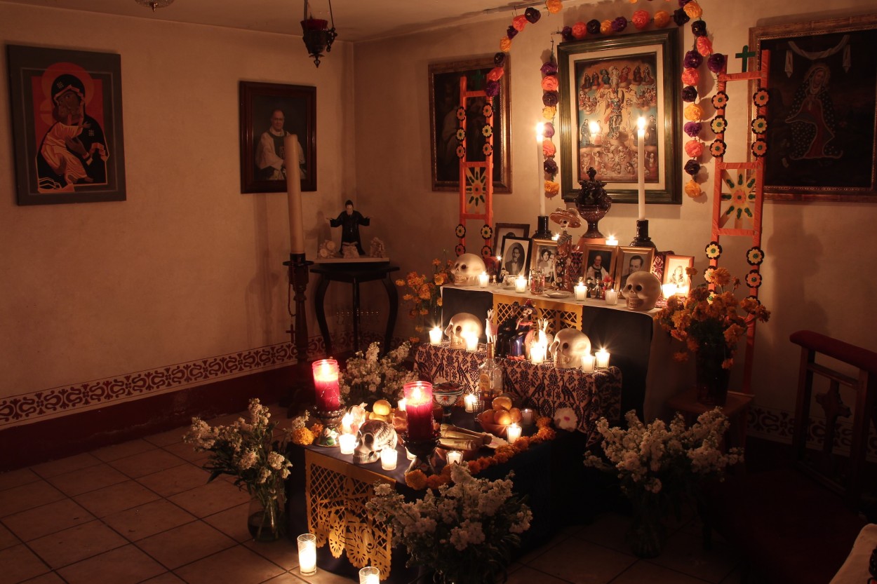 "Mxico: Altar y ofrenda de Da de Muertos" de Miguel Angel Mercado