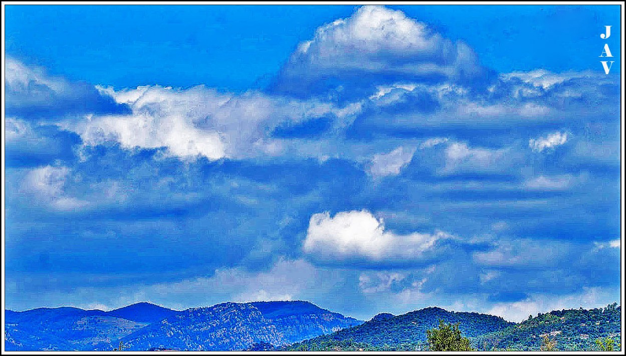 "Oda a las nubes." de Joan A. Valentin Ruiz