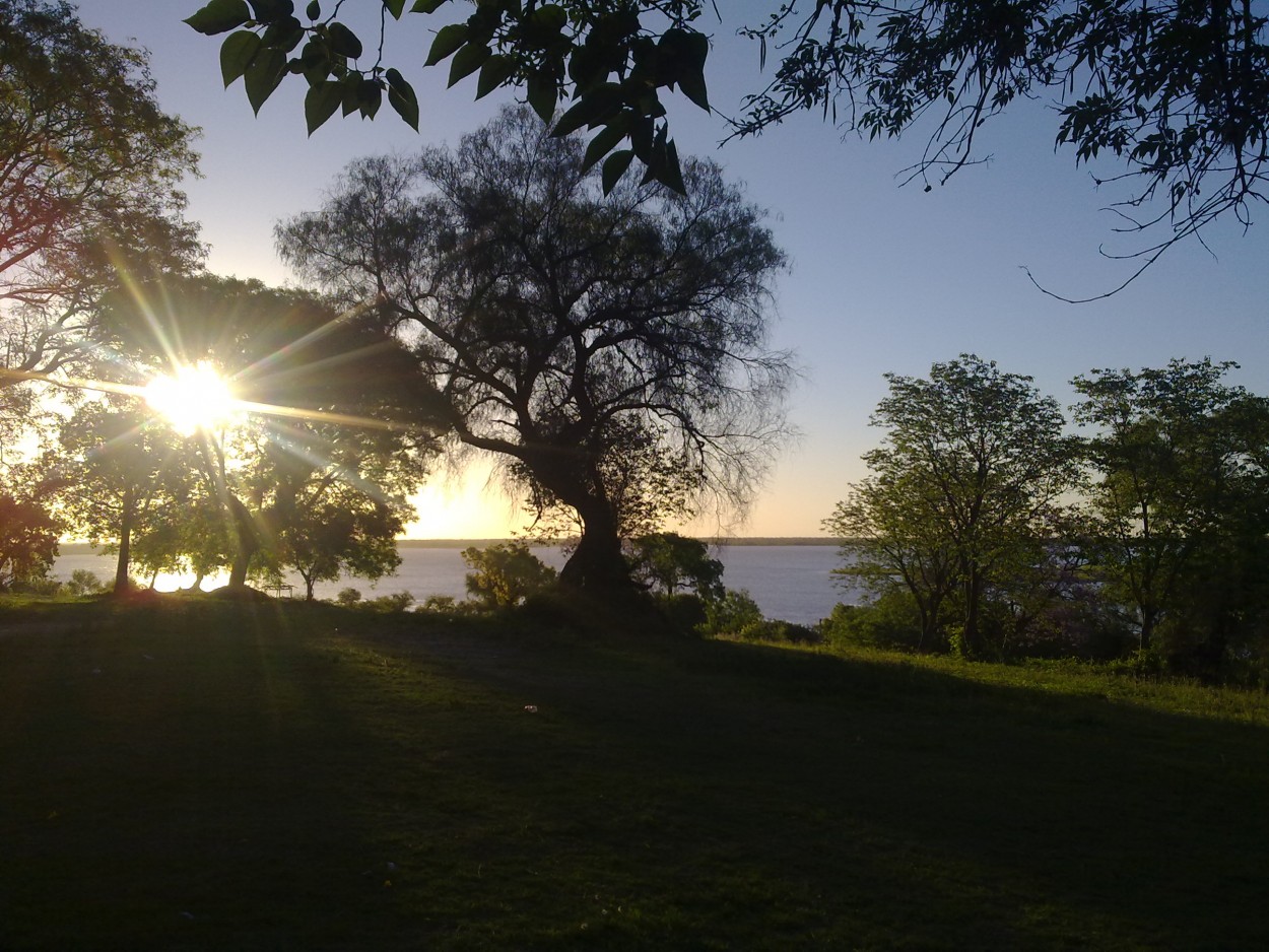 "Atardecer sobre el Paran" de Soledad Mieza