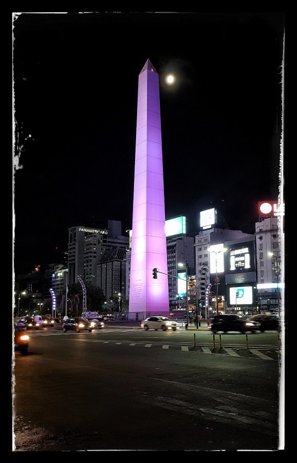 "El Obelisco y la Luna un bello amor" de Oscar Cuervo