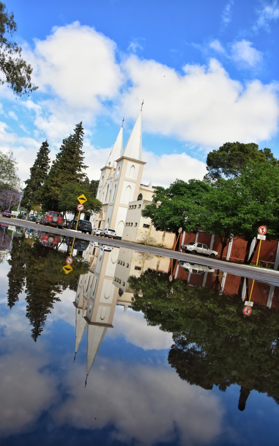 "Reflejando un cementerio." de Julian Saad