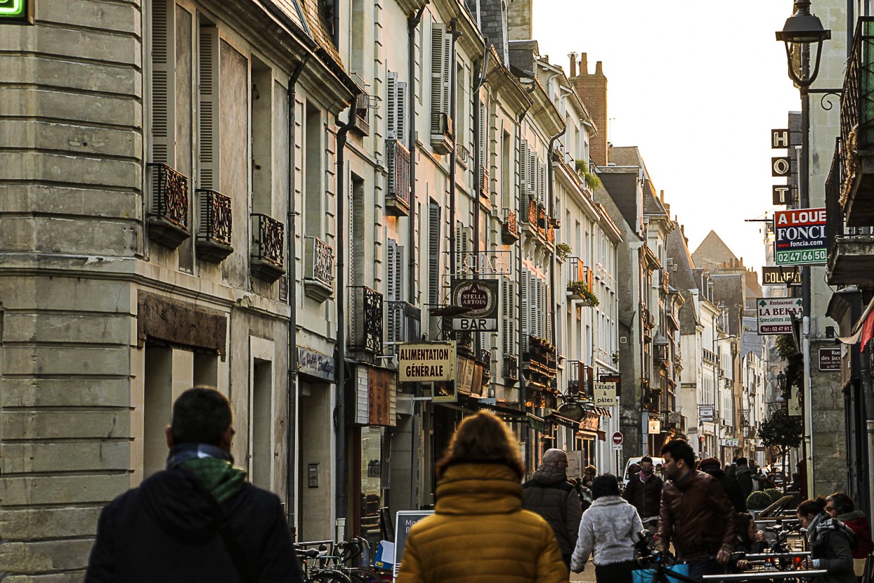 "`El sol en las calles de Tours`" de Mara Del Carmen Chiavaro