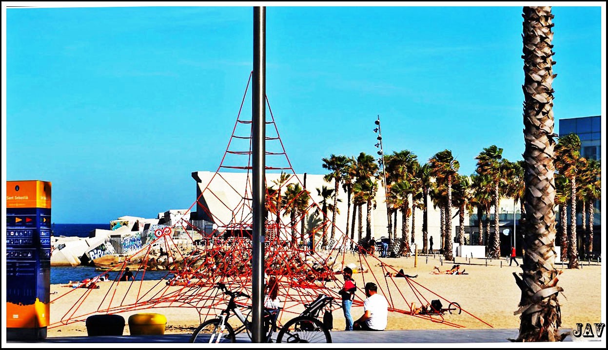 "Plaza de la Atlntida, Barclona." de Joan A. Valentin Ruiz