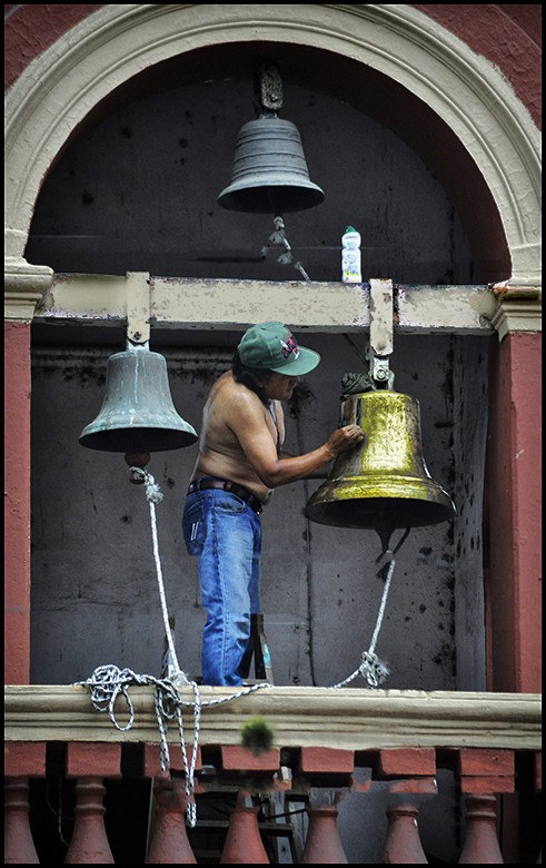 "Acicalando Viejo Campanario" de Ruben Perea