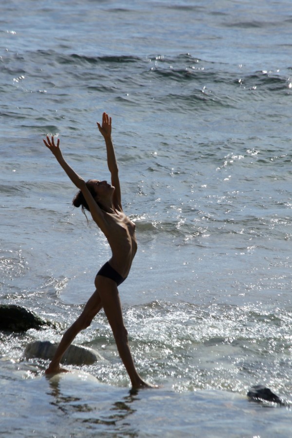 "Danza en la orilla del mar." de Francisco Luis Azpiroz Costa