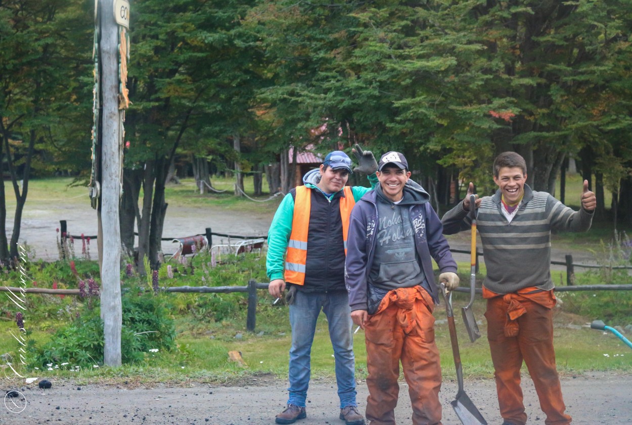 "Arreglando la Ruta a Haruwen, Ushuaia" de Carlos Mascioni