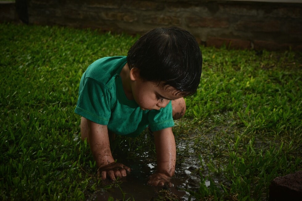 "Jugando en el agua" de Sebastin Snchez