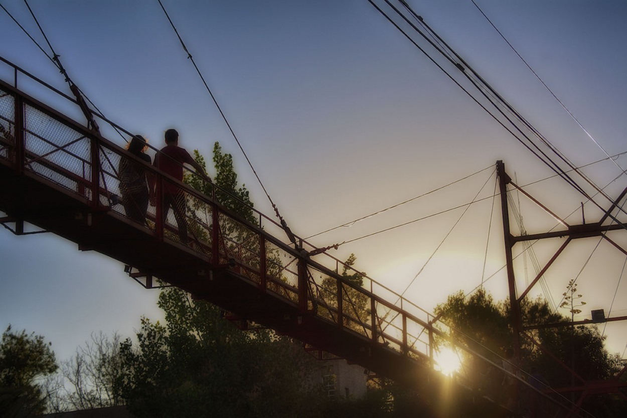 "Caminando por el puente" de Mercedes Orden