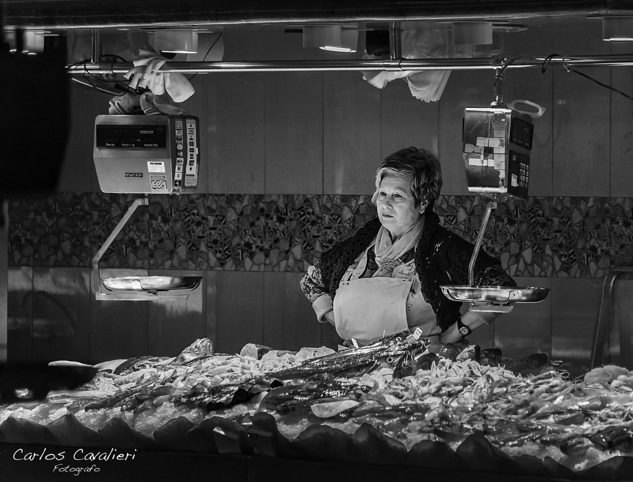 "Esperando la clientela... Y el pescado sin vender" de Carlos Cavalieri