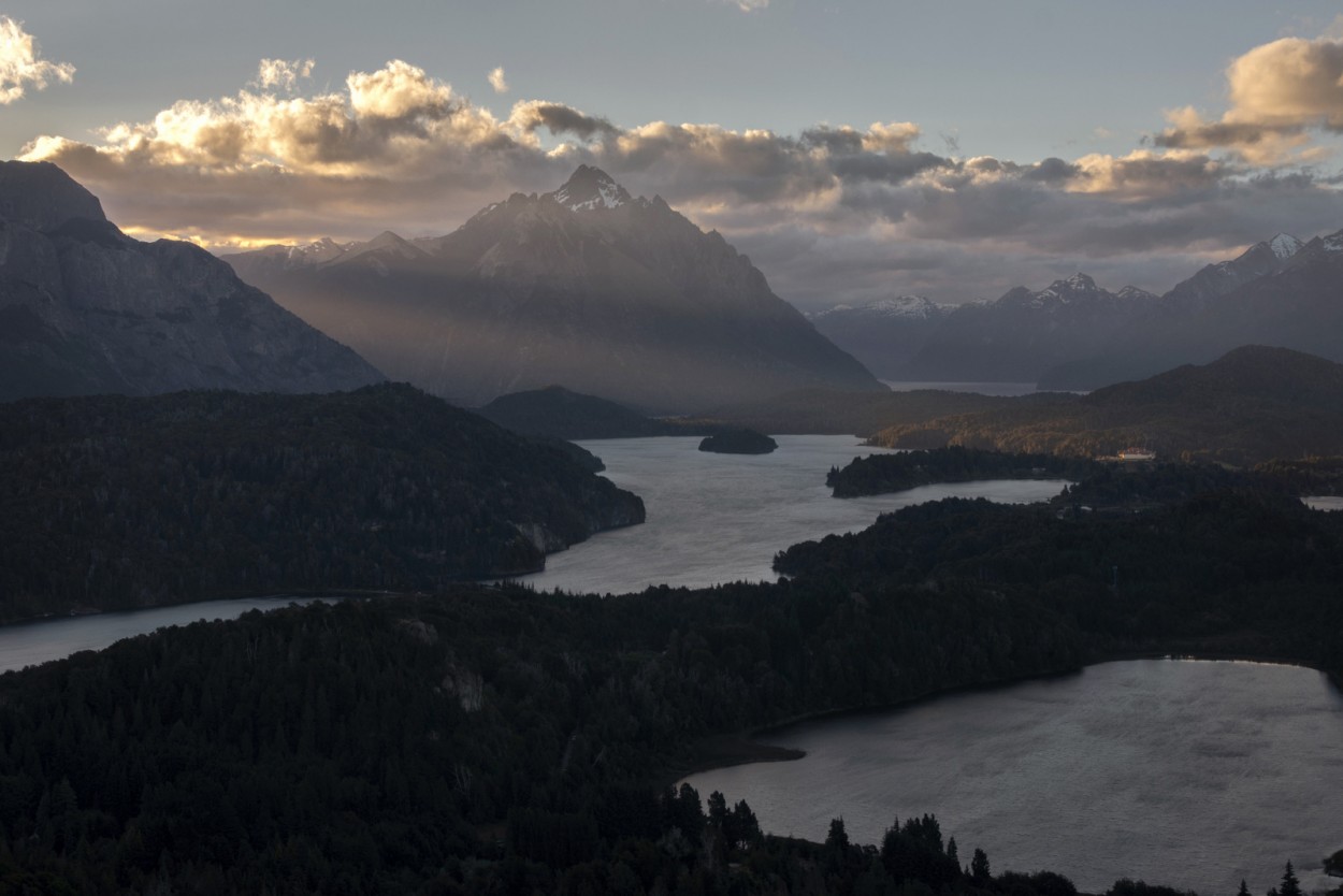 "Hotel Llao Llao baado por las ltimas luces" de Fabio Cambronero