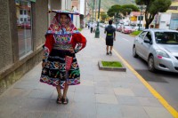 Mujer con traje tpico peruano