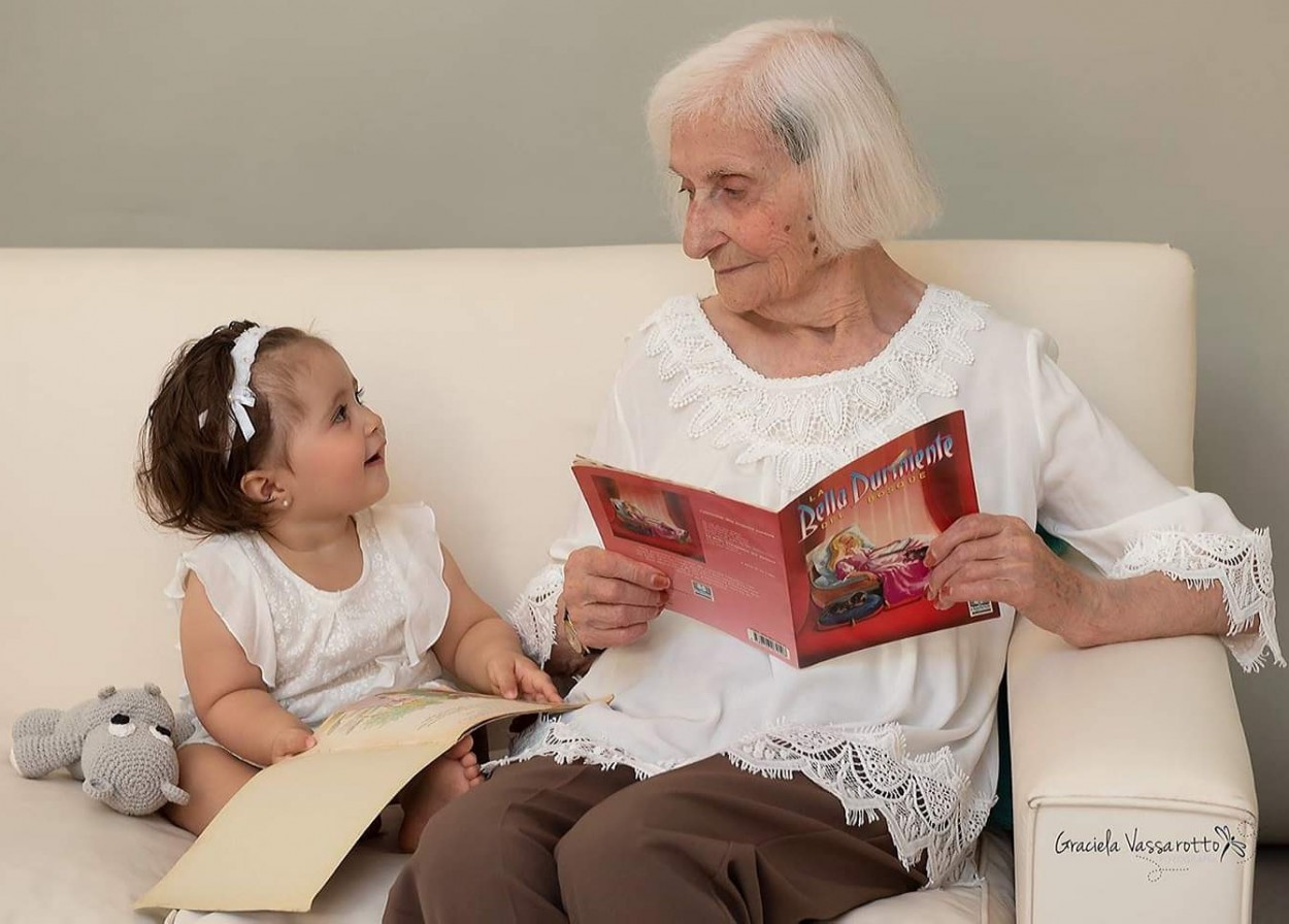 "`Solo un siglo las separa`" de Graciela Del Rosario Vassarotto