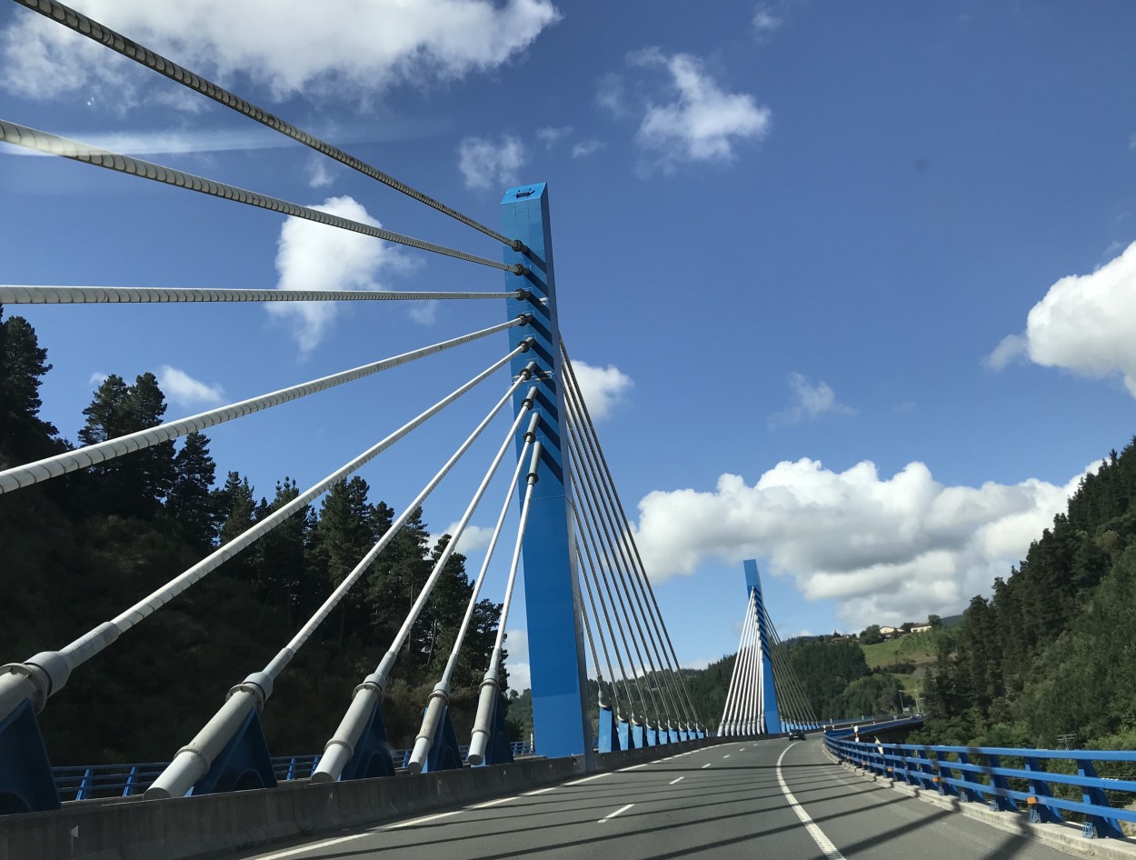 "De puentes... mirando al cielo." de Alejandra Jevos