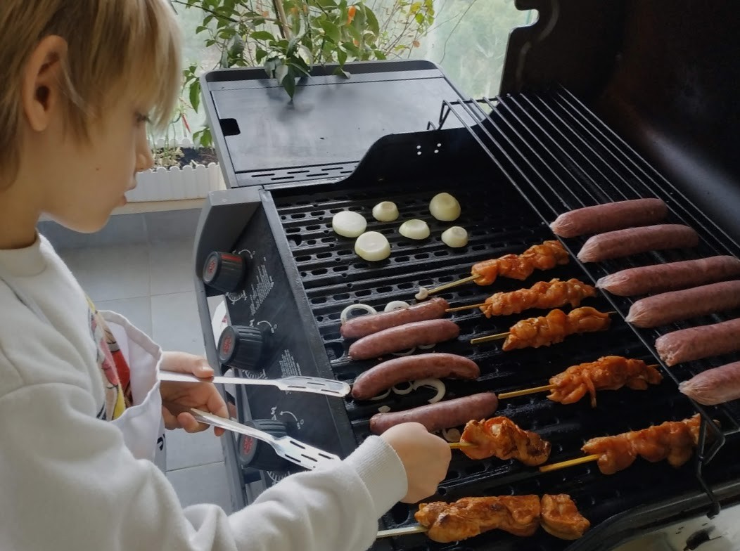 "chorizos y pinches a la parrilla... (de gas)." de Tzvi Katz