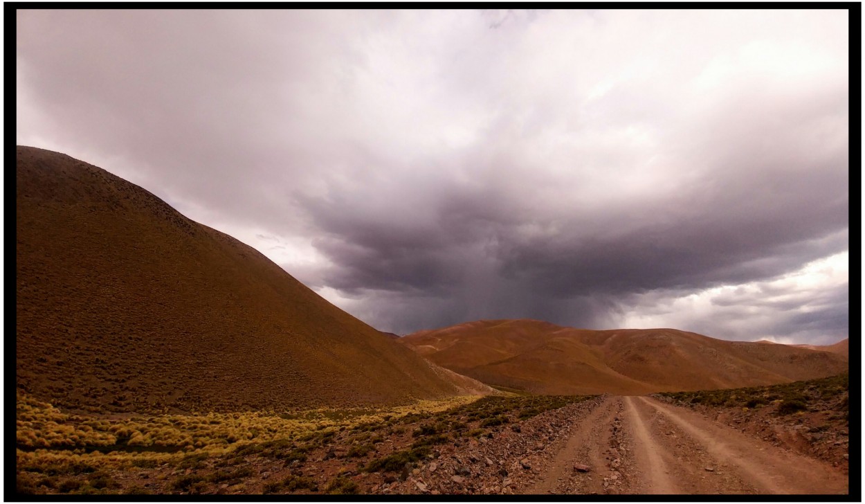 "Al centro de la tormenta" de Julio Ernesto Nieva