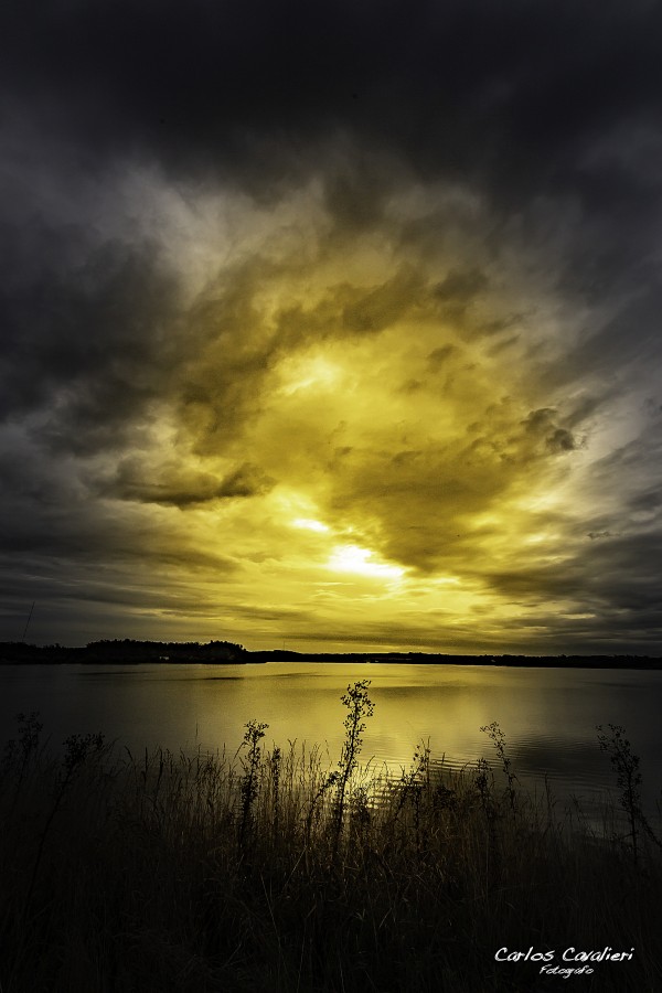 "El amanecer dorado..." de Carlos Cavalieri