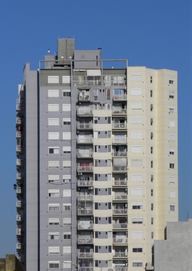 "Hombre en terraza" de Carlos Gustavo Ayliffe