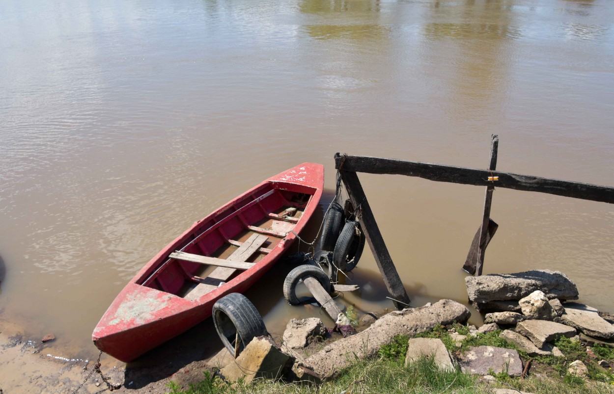 "El bote rojo." de Silvia Graciela Saavedra