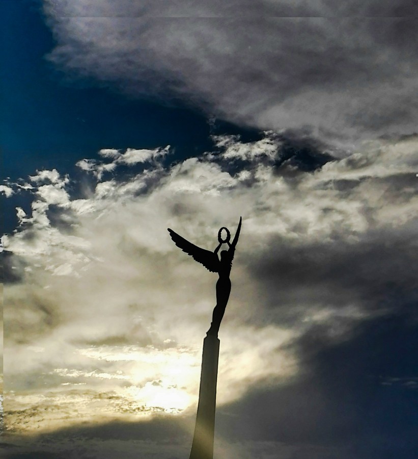 "Hacia el infinito" de Santiago Mena