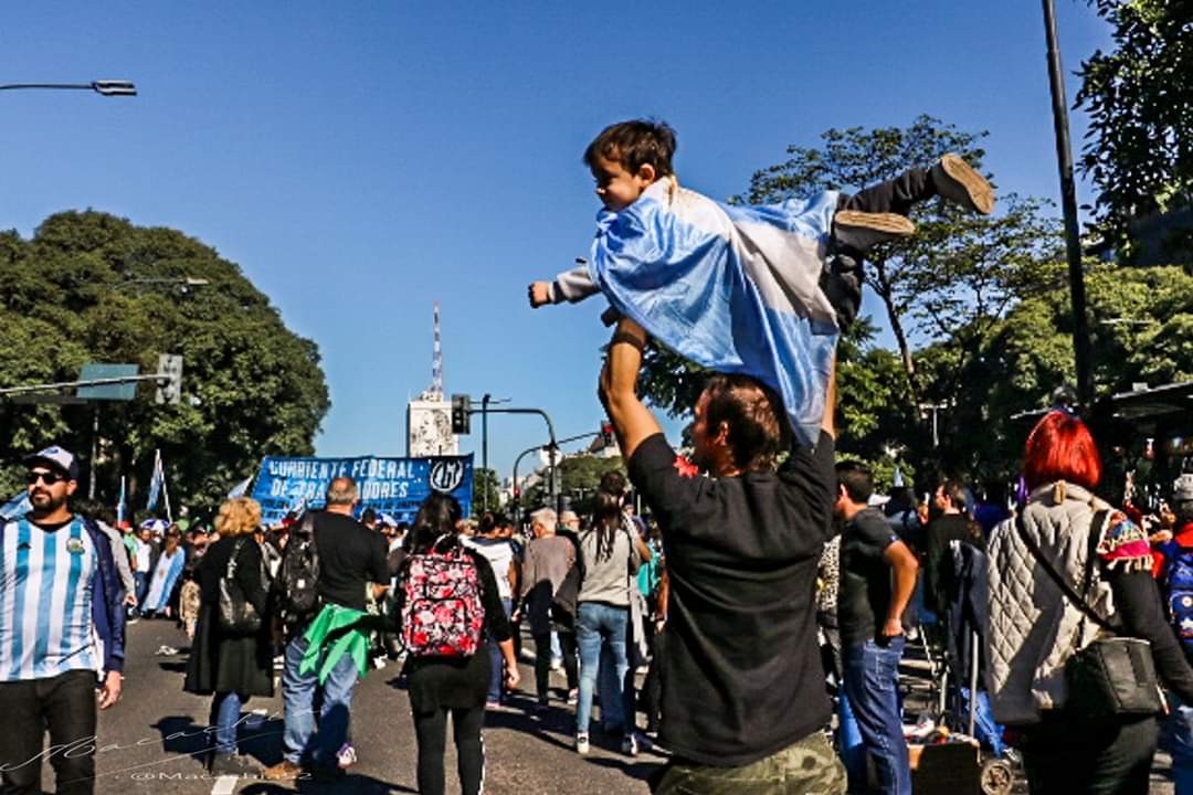 "`Vuelo de amor a la Patria!" de Mara Del Carmen Chiavaro