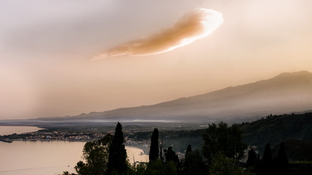 "ETNA Y NUBE AL ATARDECER" de Carlos Costamagna