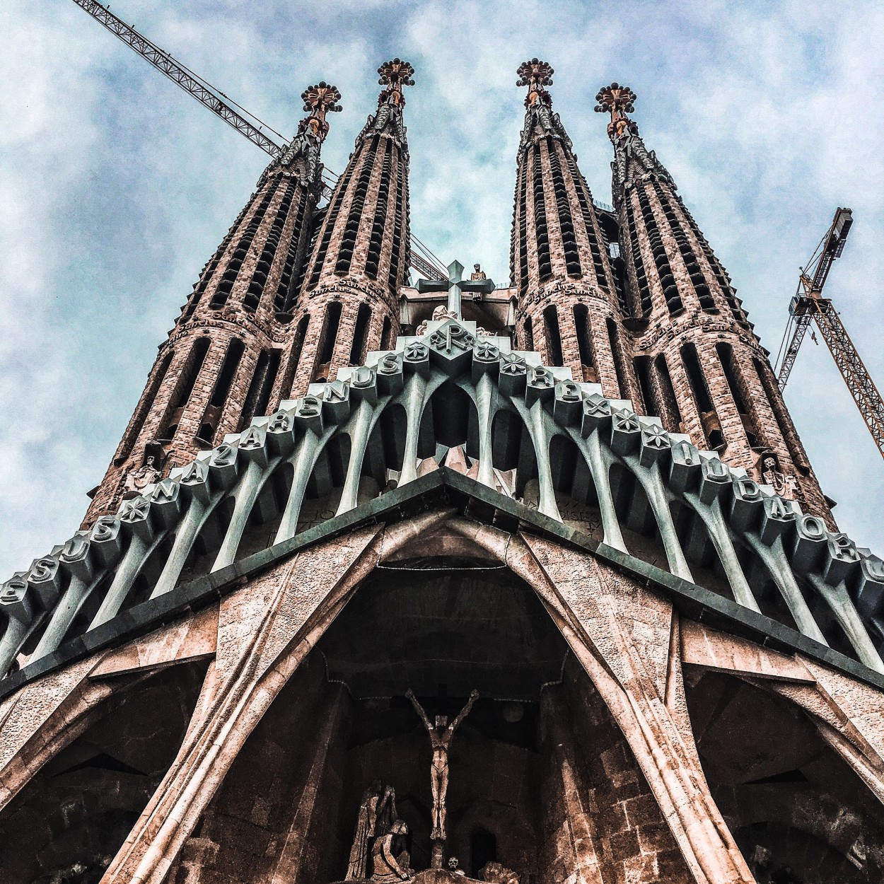 "La Sagrada Familia" de Luis Alberto Bellini