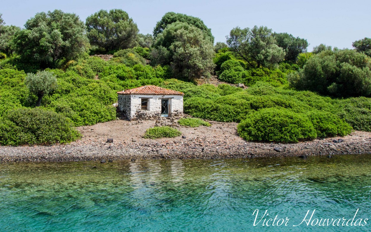 "la casita frente al mar" de Victor Houvardas