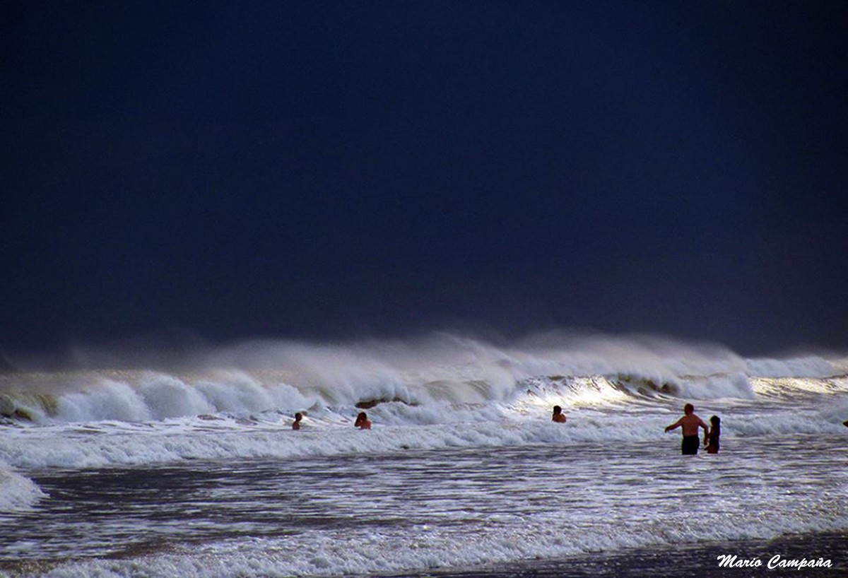 "Desafiando las olas..." de Mario Campaa