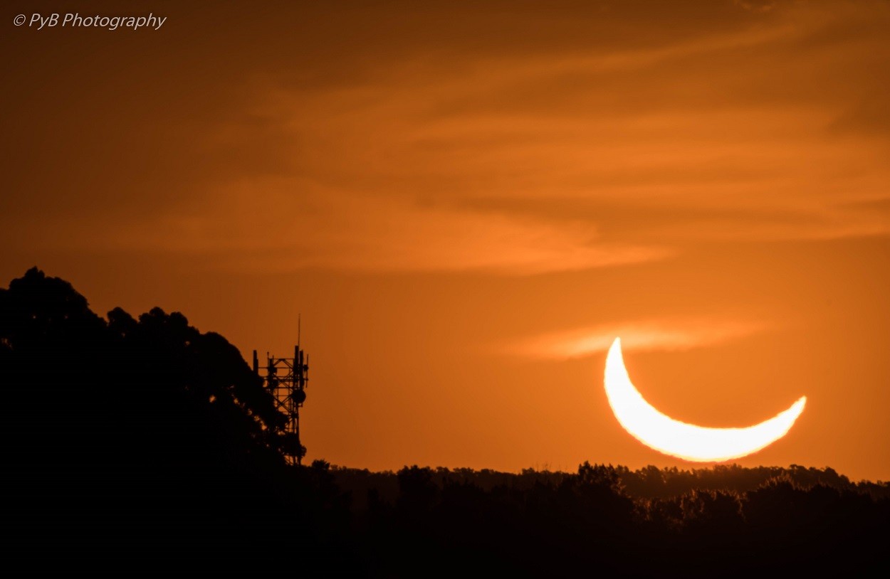 "Eclipse parcial al atardecer" de Pablo Berninger