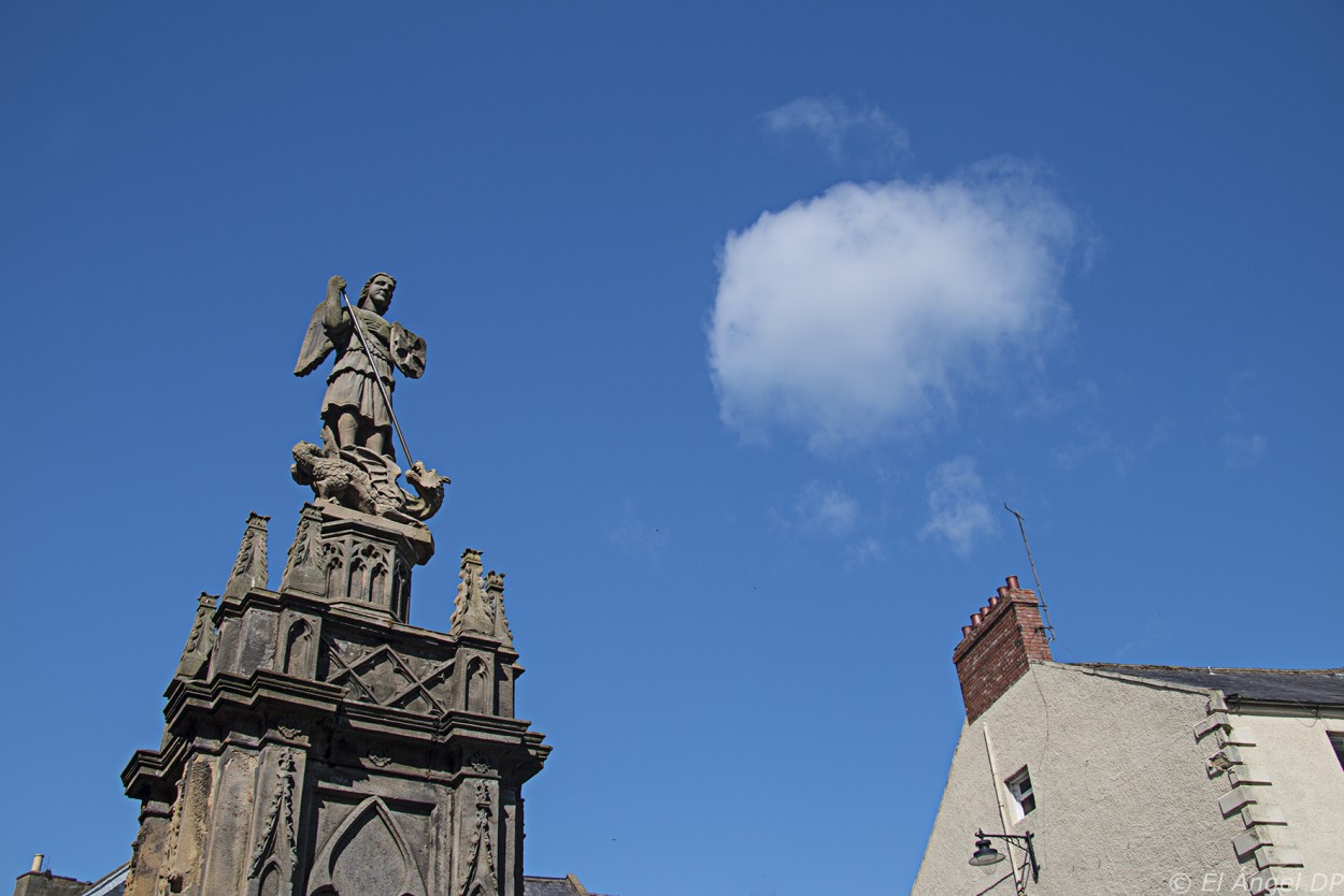 "Contrapunto (El Santo y la nube)" de Angel De Pascalis