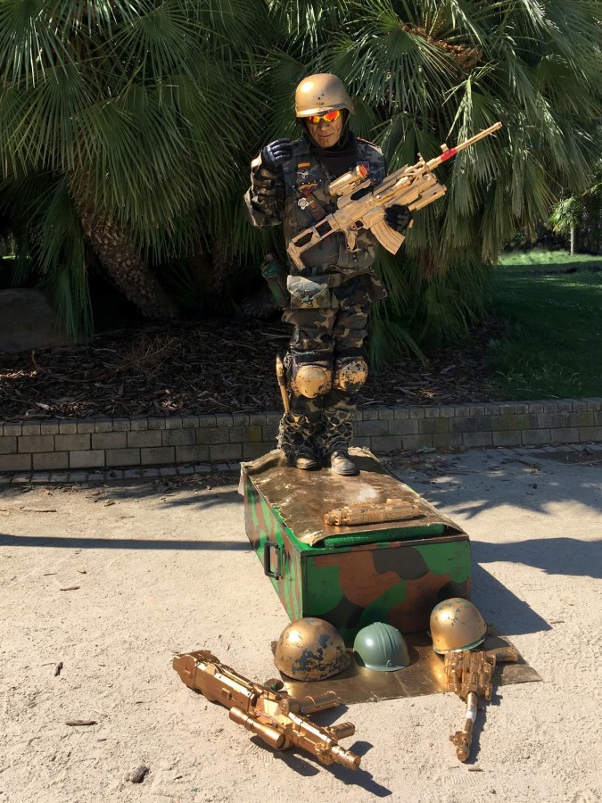 "Estatua militar viviente." de Carlos E. Wydler