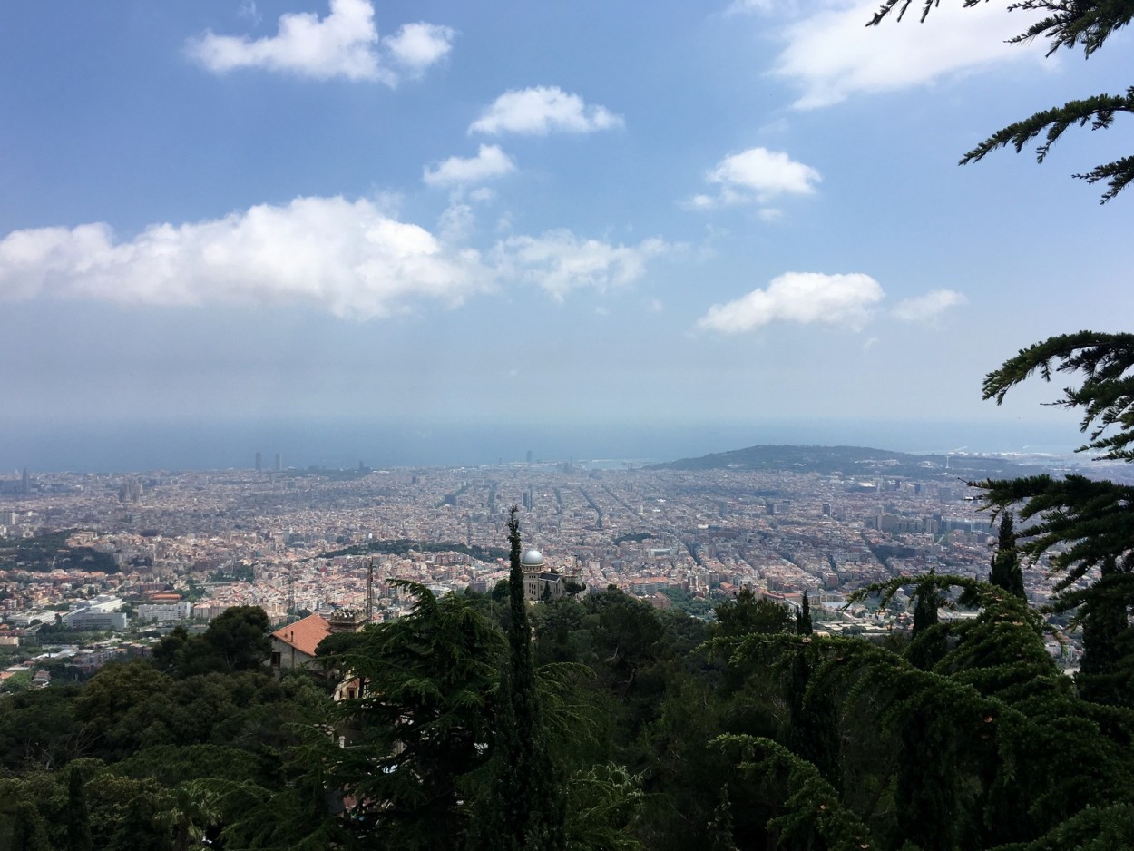 "Barcelona frente al mar Mediterraneo." de Carlos E. Wydler