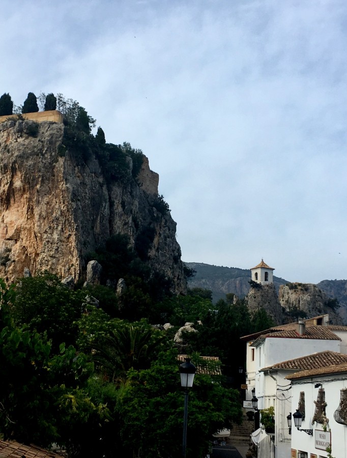 "Hacia el castilo de Guadalest." de Carlos E. Wydler