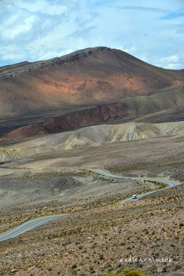 "Del cerro vengo bajando....." de Andrea Cormick