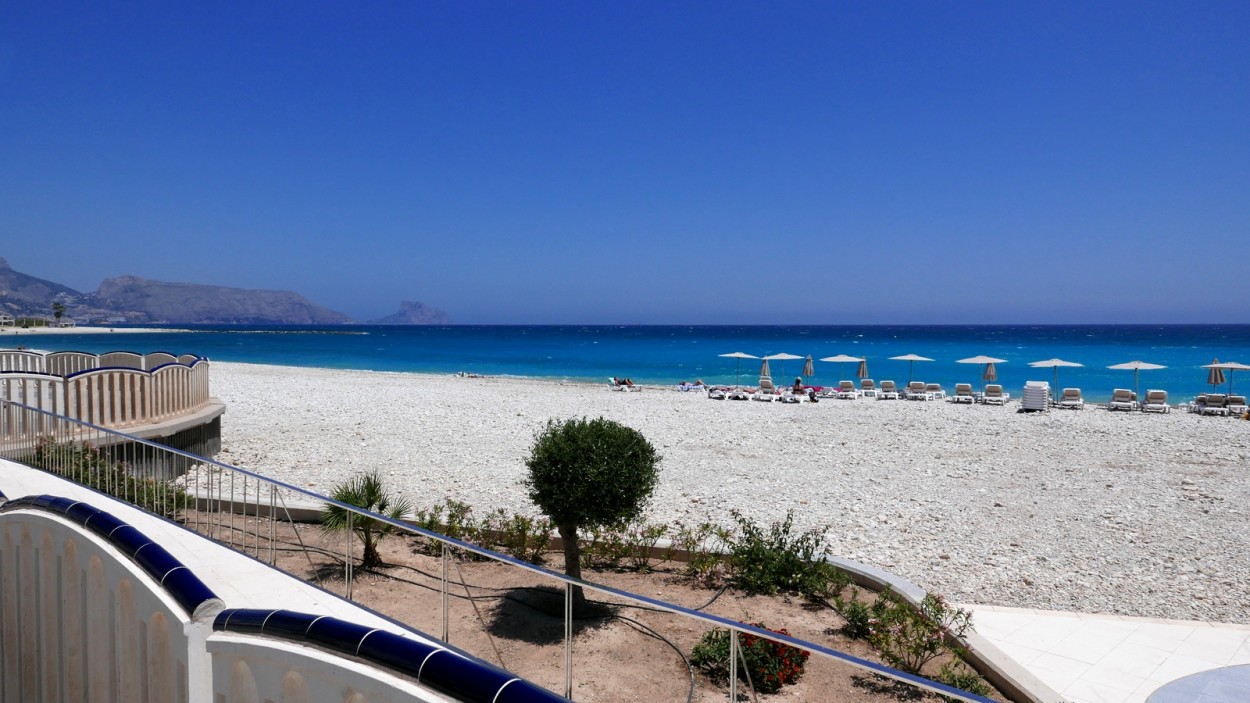 "La Costa Blanca frente a Altea." de Carlos E. Wydler