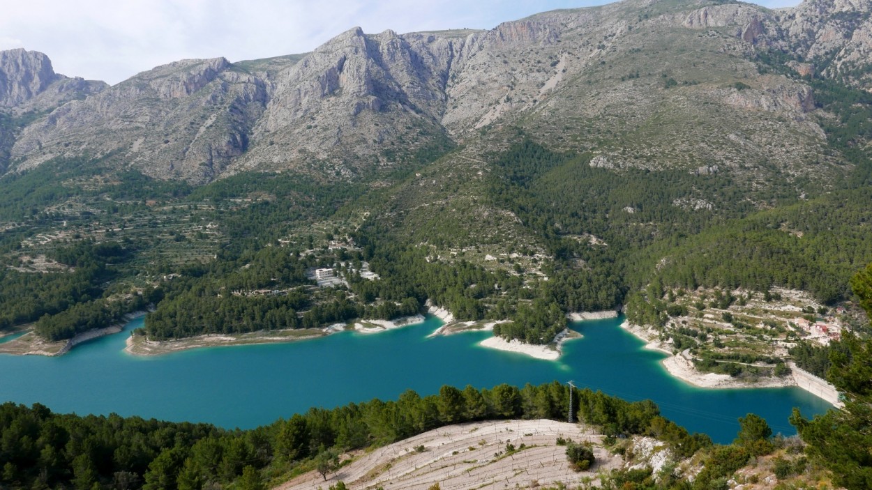 "El pantano de Guadalest, Valencia." de Carlos E. Wydler