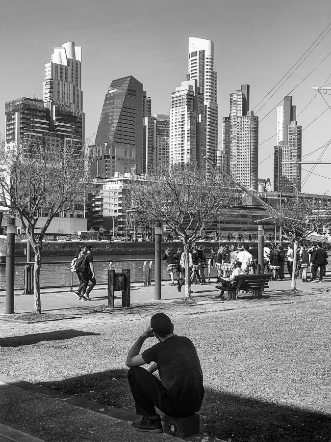 "Meditando en la urbe" de Laura Szapiro