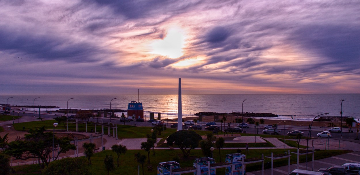 "Amanecer frente al Mar..." de Laura Zamora