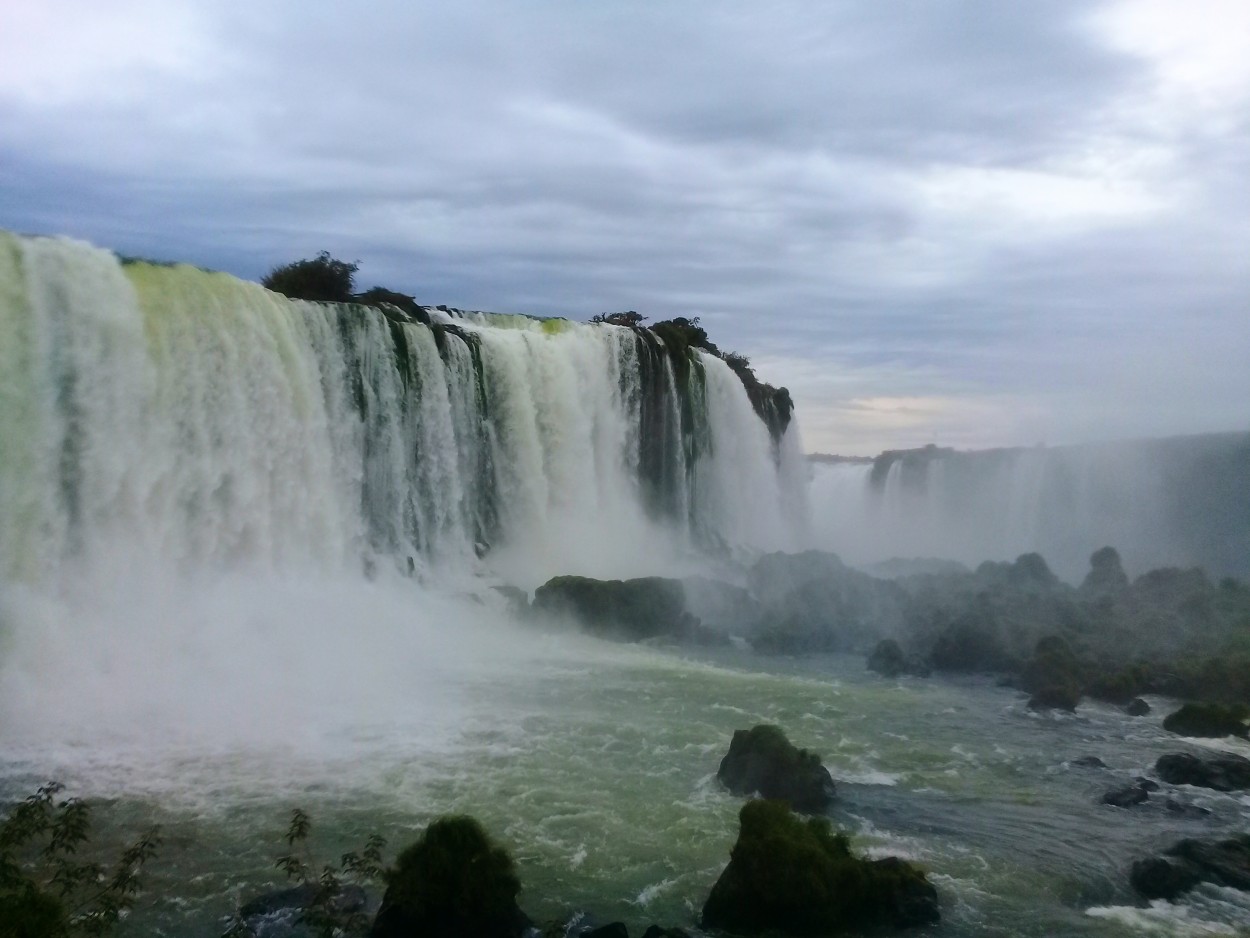 "`Cataratas II`" de Iris Elizabeth Scotto