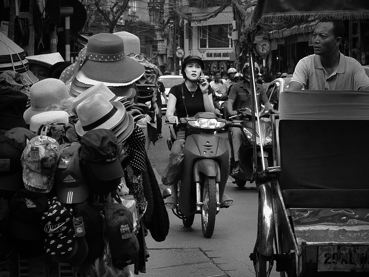 "La chica de la moto" de Gerardo Saint Martn