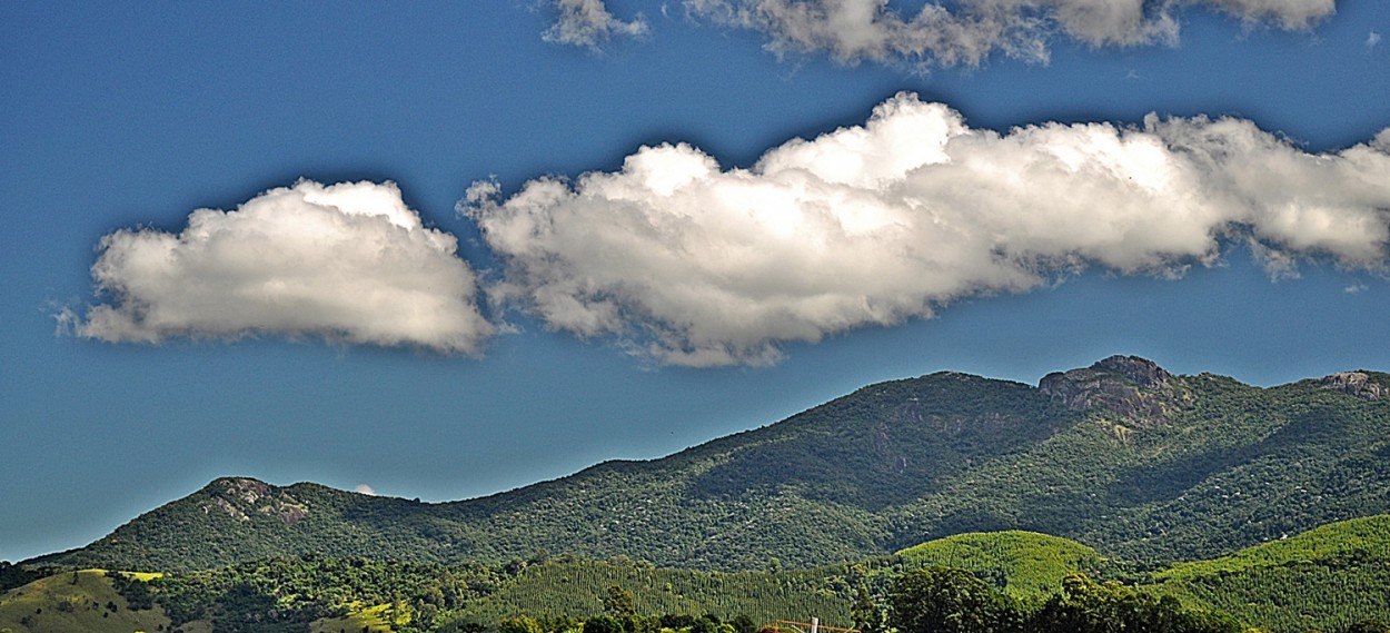 "Manh no campo, s faltavam as nuvens e elas......" de Decio Badari