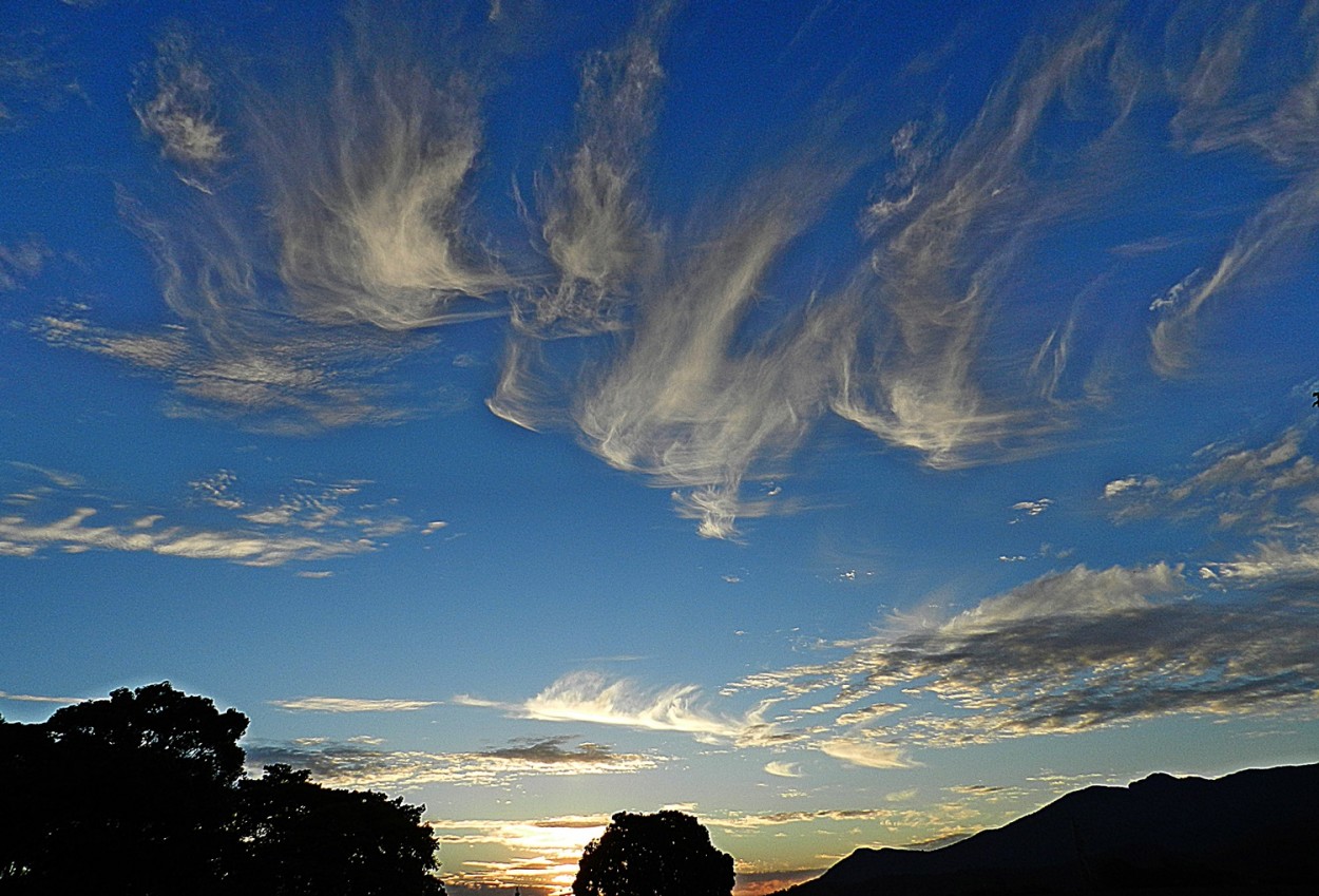 "O entardecer panormico, suas cores e formas!" de Decio Badari