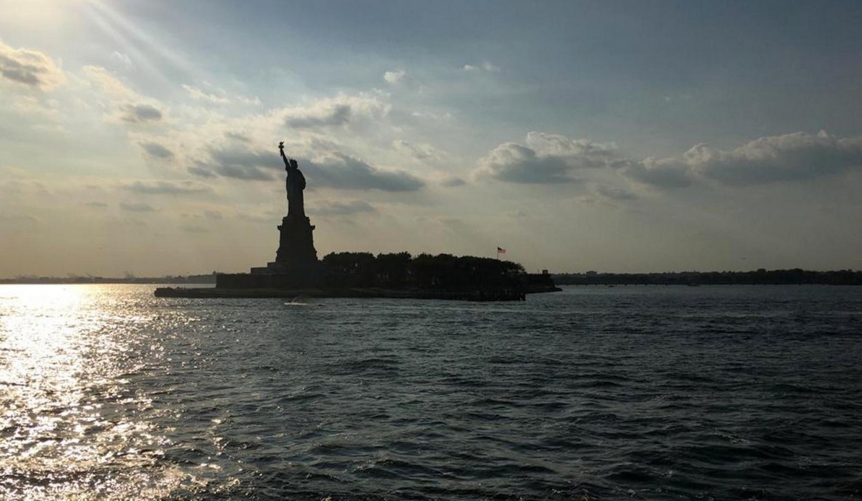 "Atardecer en la isla Ellis, N.Y." de Carlos E. Wydler