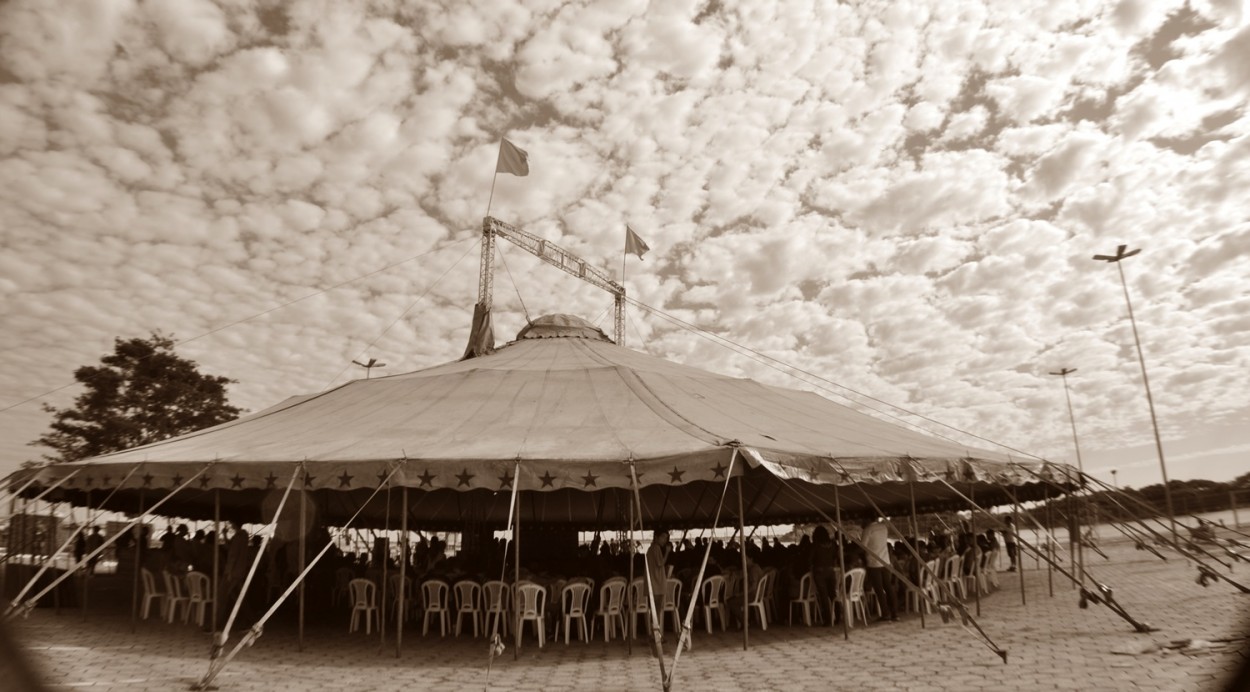 "O circo chegou em Corumb M.S. hoje tem......." de Decio Badari