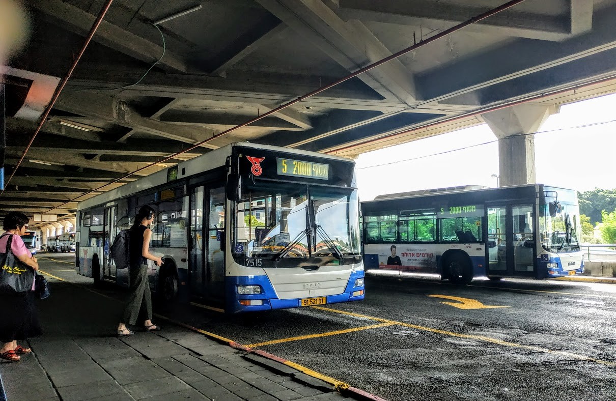 "terminal de ottobus en tel aviv" de Tzvi Katz