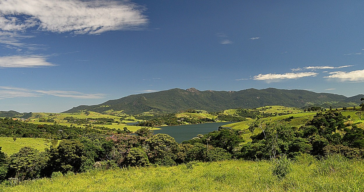 "A Serra da Mantiqueira divisa do estado de........" de Decio Badari